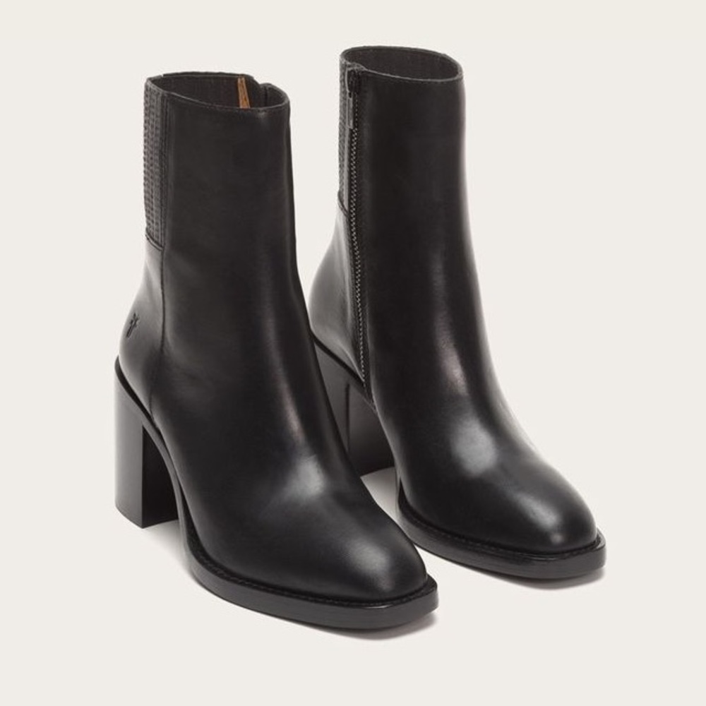 FRYE Pia Chelsea Short Zip Block Heel Ankle Bootie in Black 7.5